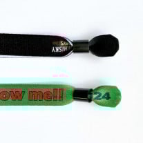 Schräg geschnittene Festivalbänder