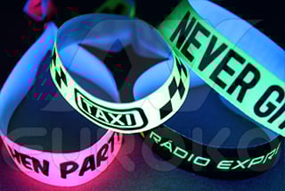 Stoff Eintrittsbänder https://www.euroko.at/media/wysiwyg/bedruckte-stoffbander-mit-neonfarben-20-mm.jpg